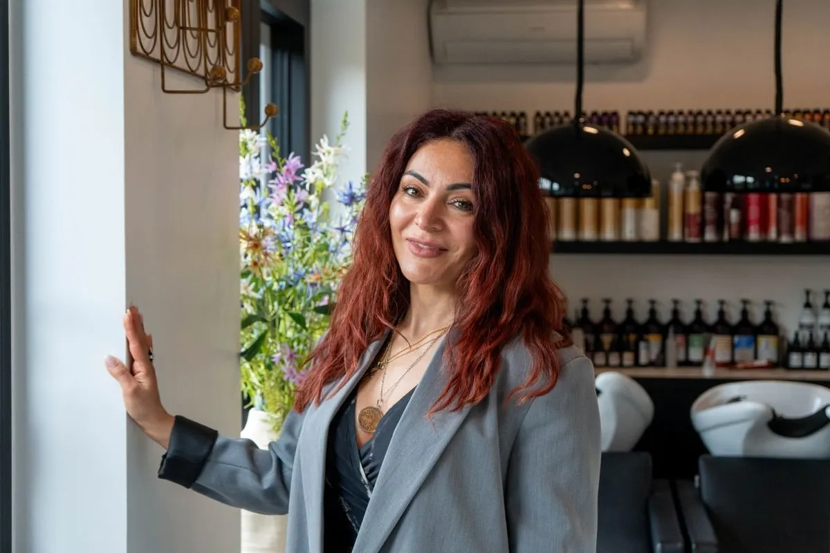 Portret van Mariana Mkrtchian, zelfstandig kapster bij Salon Subliem